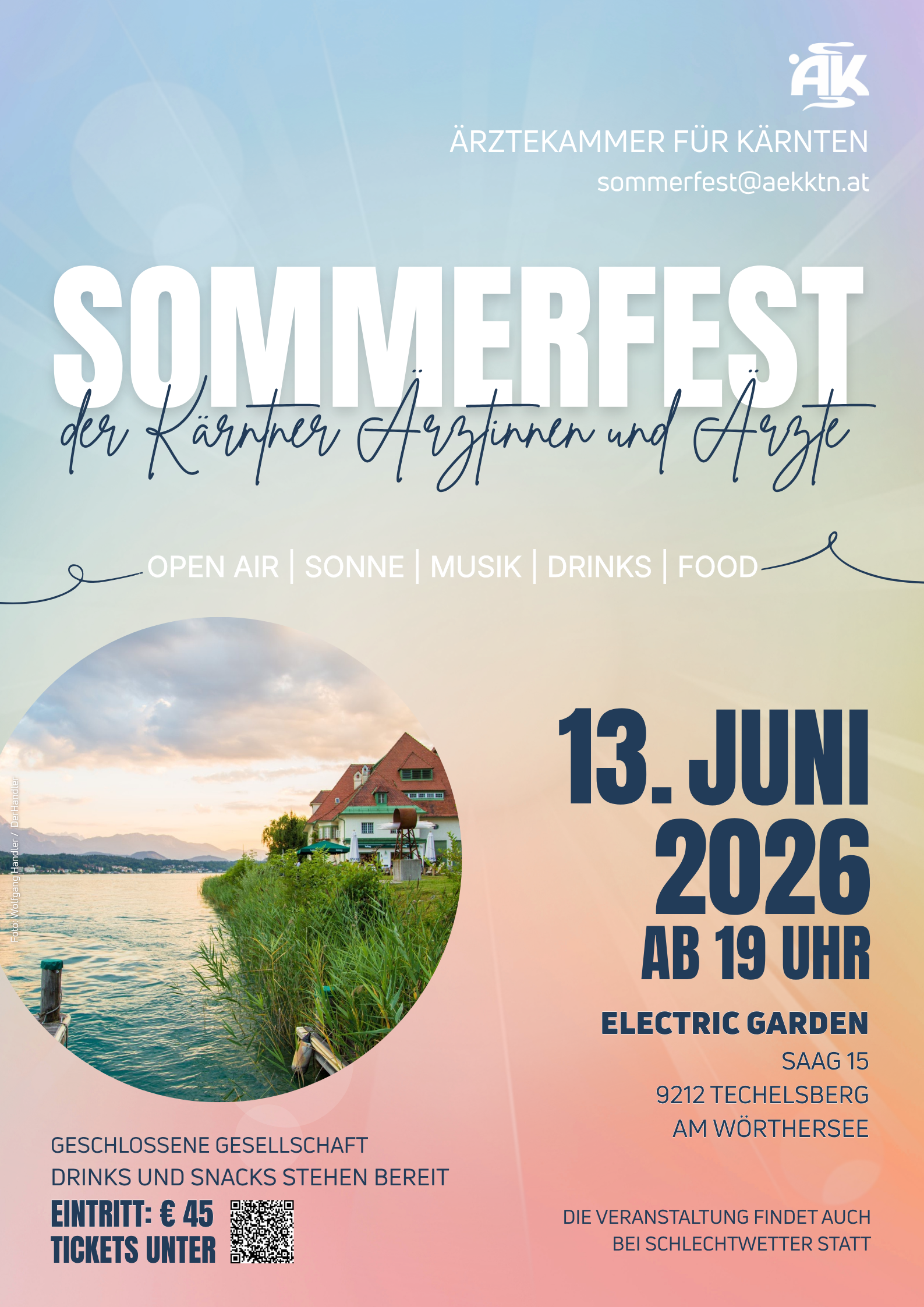 Das Bild ist eine Einladung zu einem Sommerfest der Ärztekammer für Kärnten. Am oberen Rand steht prominent „ÄRZTEKAMMER FÜR KÄRNTEN“. Darunter folgt der Festtitel „SOMMERFEST der Kärntner Ärztinnen und Ärzte“ in großen, auffälligen Buchstaben. Es wird auf ein Open-Air-Event hingewiesen, das Sonne, Musik, Getränke und Essen bietet. Das Datum des Events ist der 13. Juni 2026, der Beginn ist um 19 Uhr. Der Veranstaltungsort „Electric Garden“ ist in Techelsberg am Wörthersee, mit der Adresse Saag 15 angegeben. Zusätzlich findet sich der Hinweis auf eine geschlossene Gesellschaft, sowie Informationen über Getränke und Snacks, die bereitgestellt werden. Der Eintrittspreis beträgt 45 Euro, und es ist auf Tickets verwiesen, die unter einem QR-Code zu finden sind.